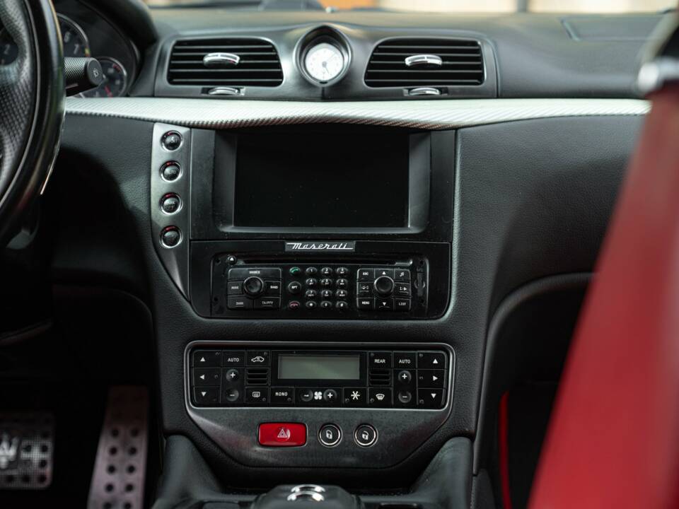 Bild 42/50 von Maserati GranTurismo 4.2 (2008)