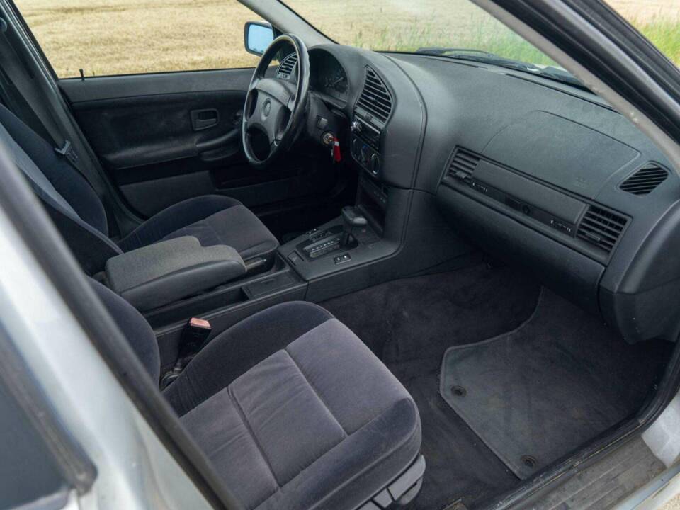 Image 37/40 de BMW 320i (1994)