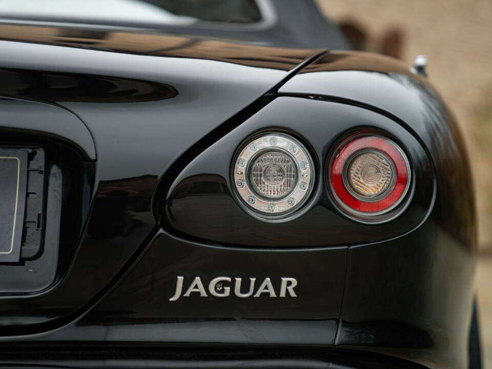 Image 14/50 of Jaguar XK8 4.0 (2006)