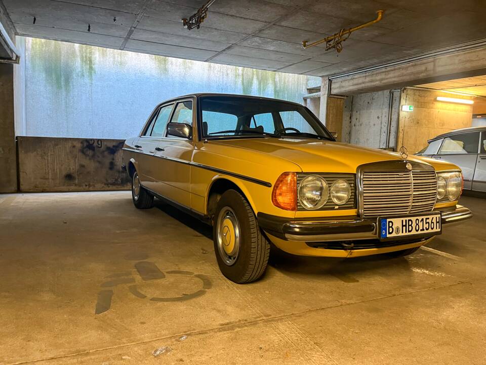 Image 11/139 of Mercedes-Benz 240 D (1978)