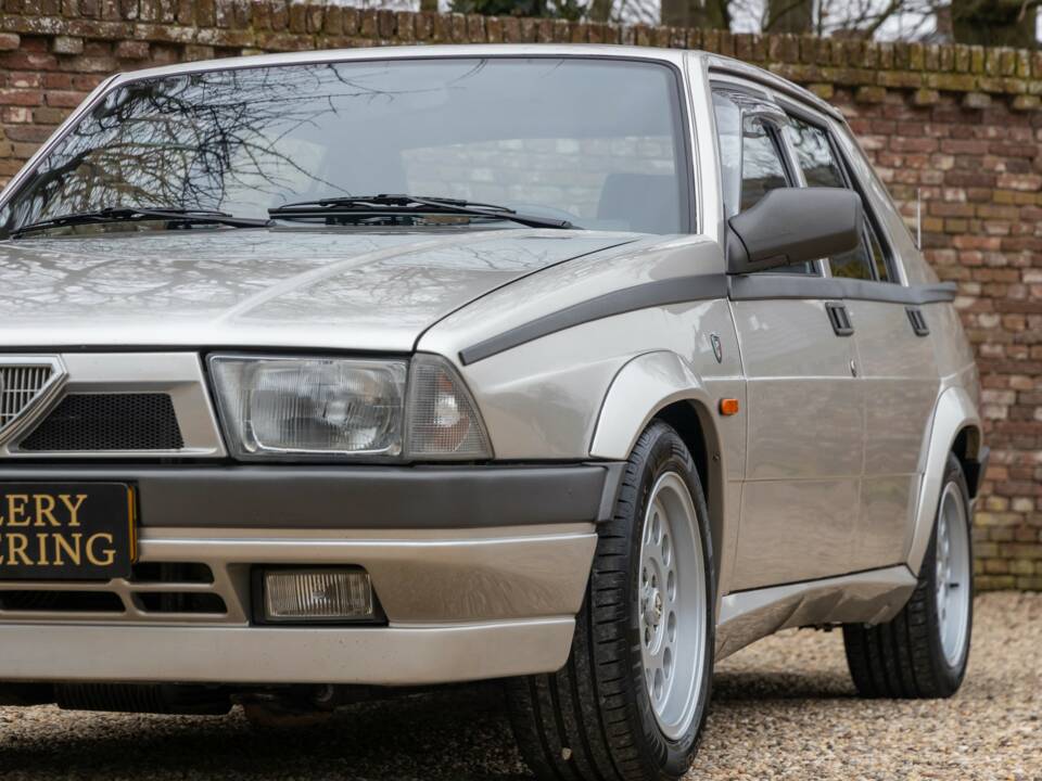 Afbeelding 15/50 van Alfa Romeo 75 2.0 Twin Spark (1988)