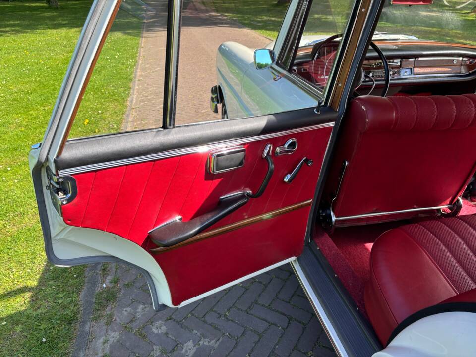 Image 12/64 of Mercedes-Benz 220 S b (1965)