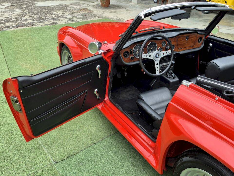 Immagine 25/81 di Triumph TR 6 (1973)