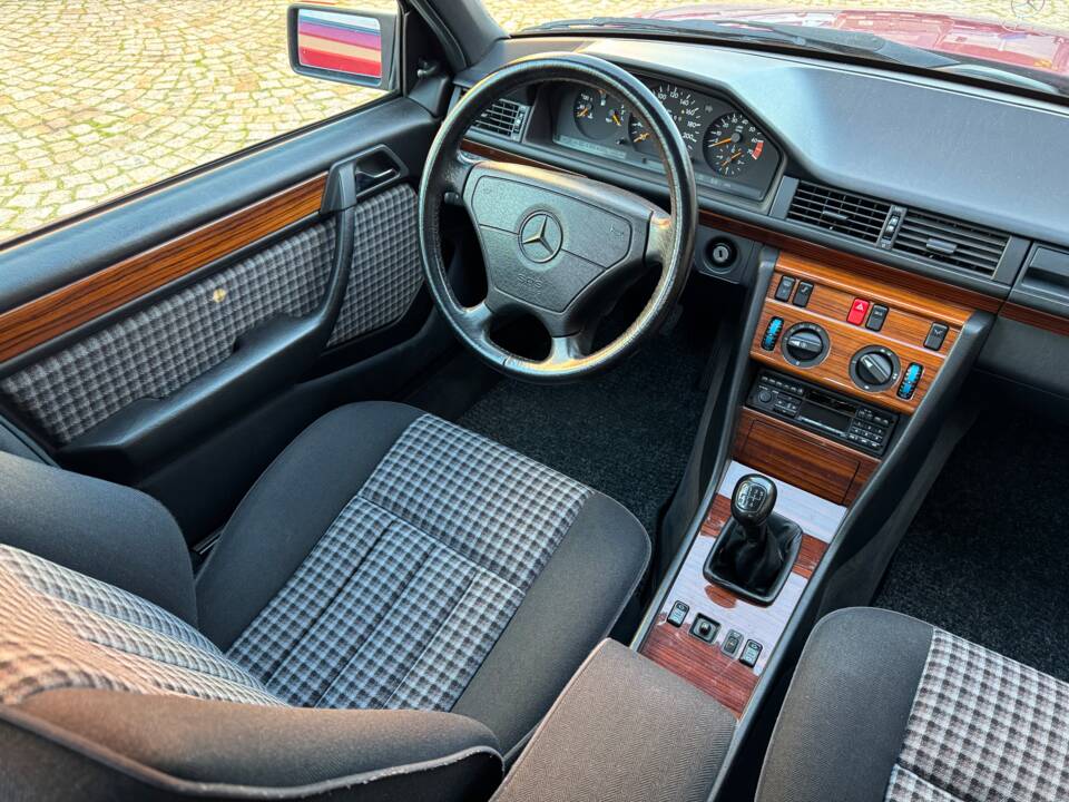 Immagine 33/75 di Mercedes-Benz 230 E (1992)