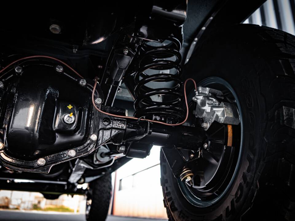 Bild 25/32 von Land Rover Defender 110 300Tdi (1997)