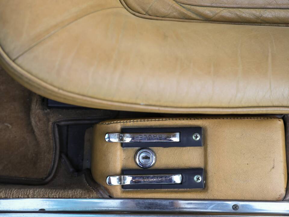 Image 23/32 of Ferrari 400 GT (1977)