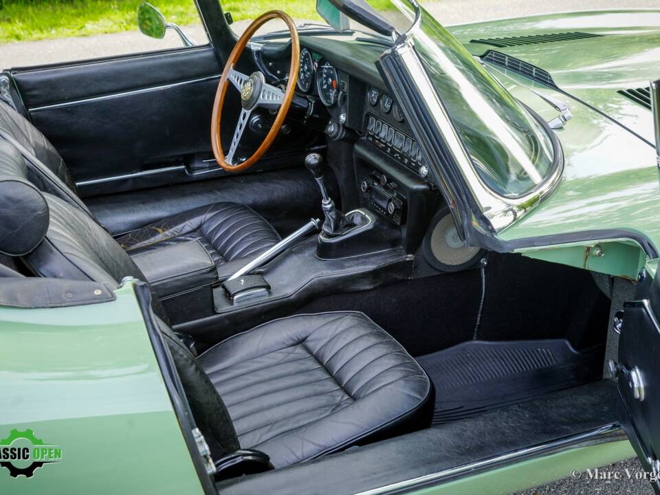 Image 10/60 de Jaguar E-Type (1969)