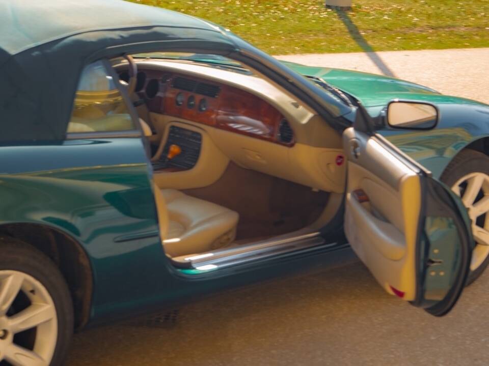 Image 12/49 of Jaguar XK8 4.2 (2003)