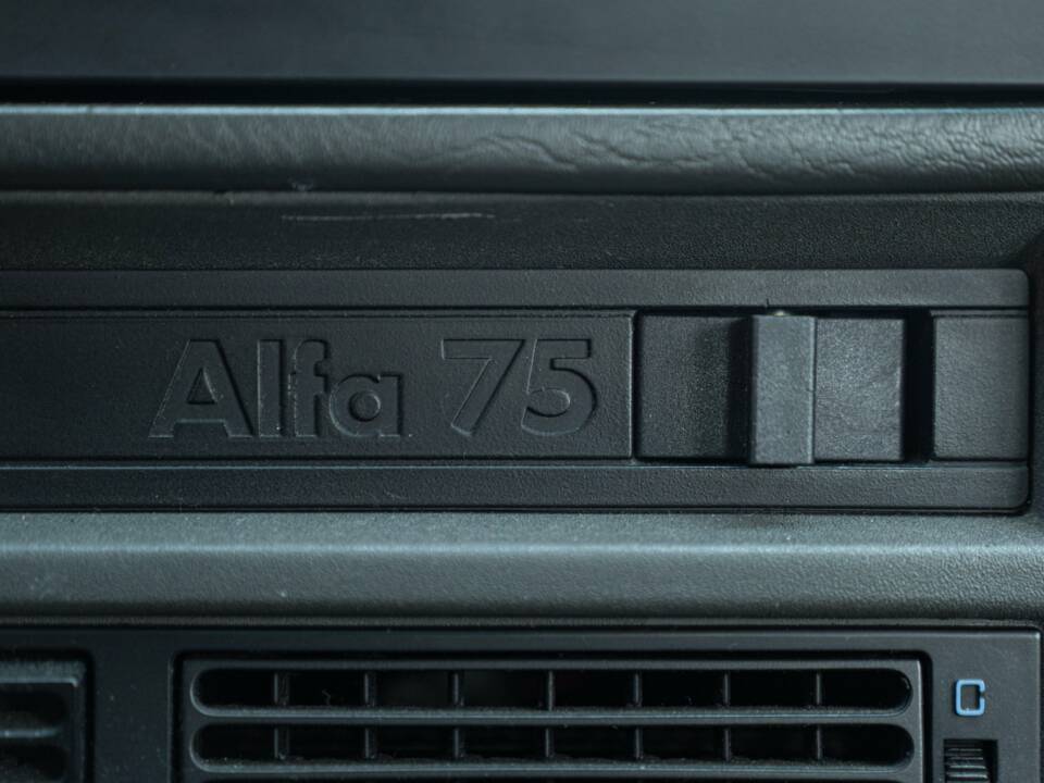 Immagine 44/50 di Alfa Romeo 75 2.0 Twin Spark (1989)