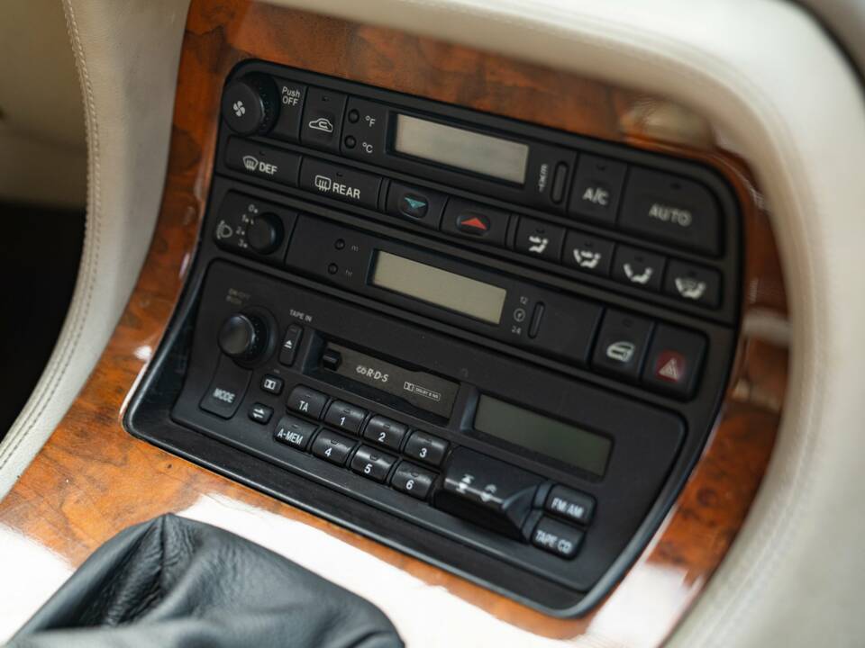 Afbeelding 29/50 van Jaguar XJ6 3.2 (1995)