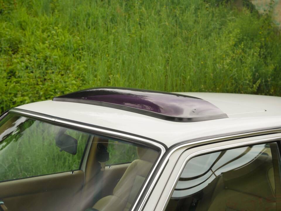 Immagine 42/50 di Mercedes-Benz 230 E (1900)
