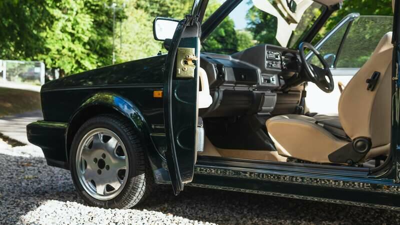 Image 32/50 of Volkswagen Golf Mk I GTI 1.8 (1991)