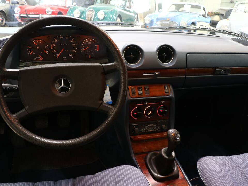 Bild 19/38 von Mercedes-Benz 230 CE (1984)