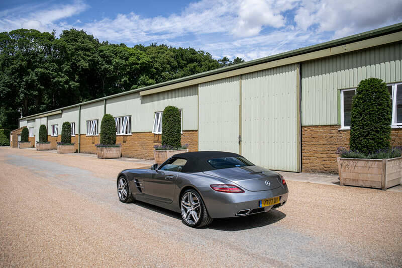 Image 11/50 of Mercedes-Benz SLS AMG Roadster (2014)