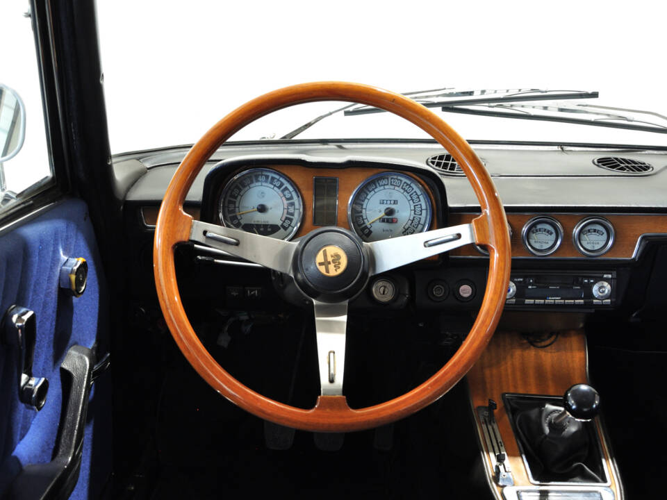 Immagine 6/39 di Alfa Romeo 2000 Berlina (1973)