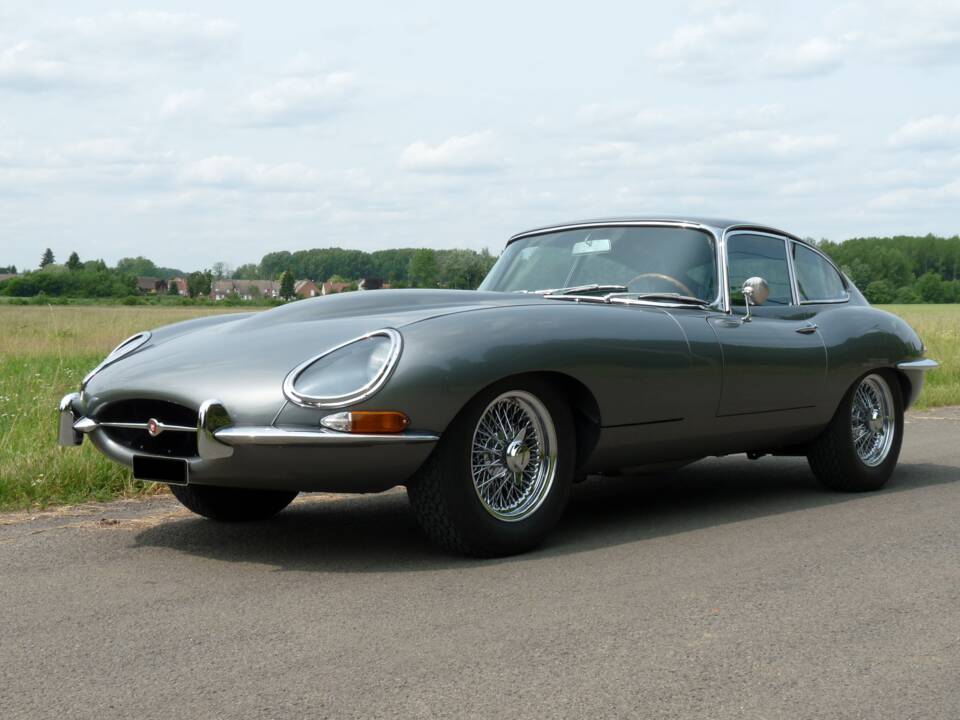 Image 2/22 de Jaguar E-Type (1968)