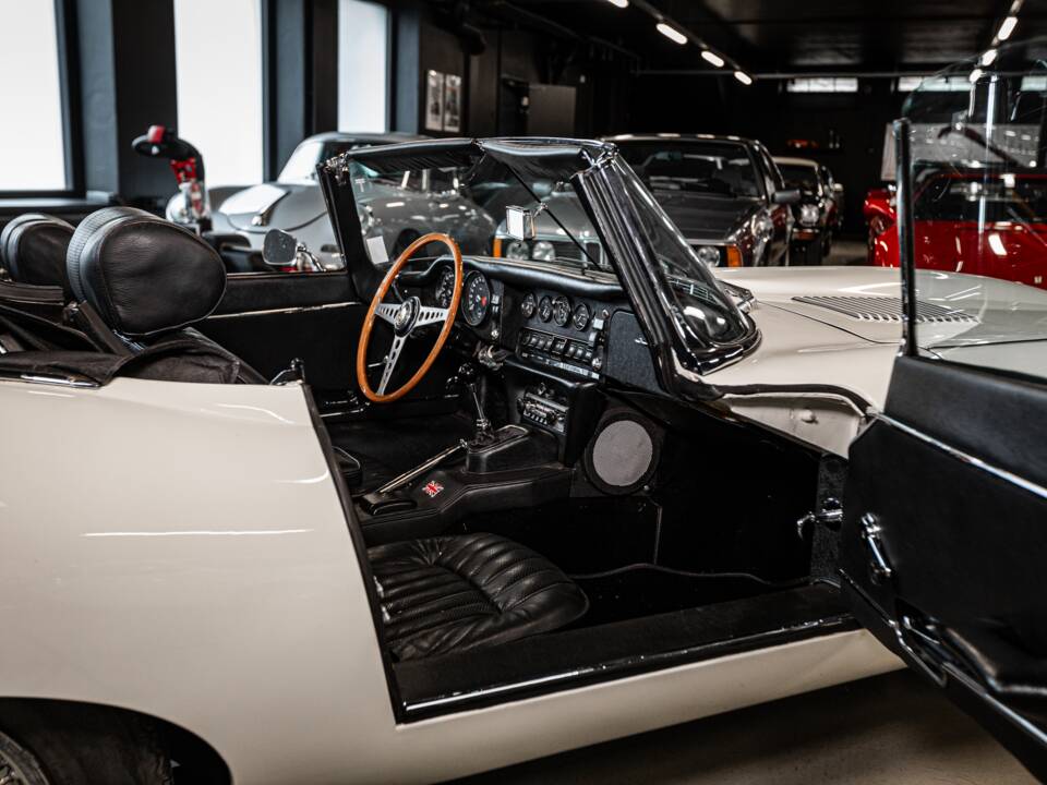 Image 22/53 de Jaguar E-Type (1970)