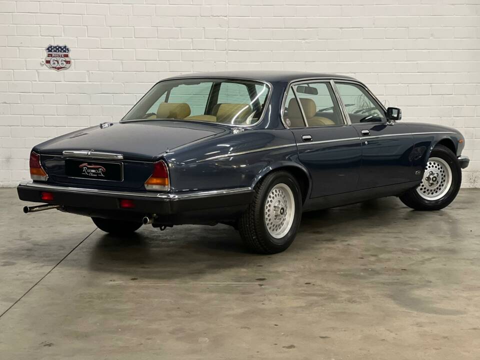 Image 8/22 of Jaguar XJ 12 (1988)