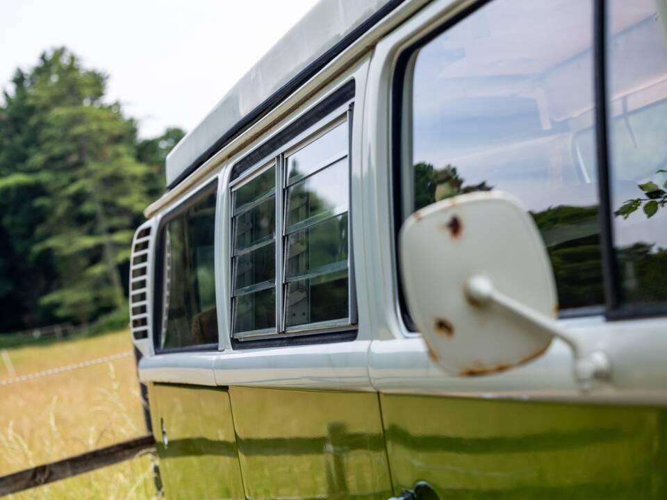 Image 31/47 of Volkswagen T2b Camper (1977)
