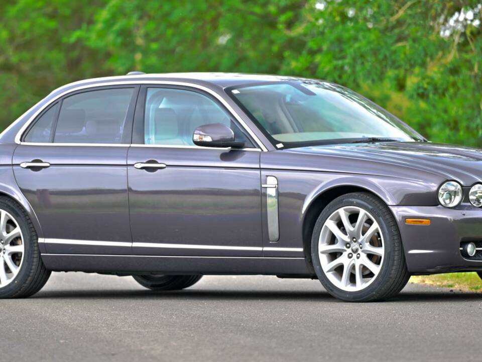 Image 7/50 de Jaguar XJ 8 4.2 (2009)