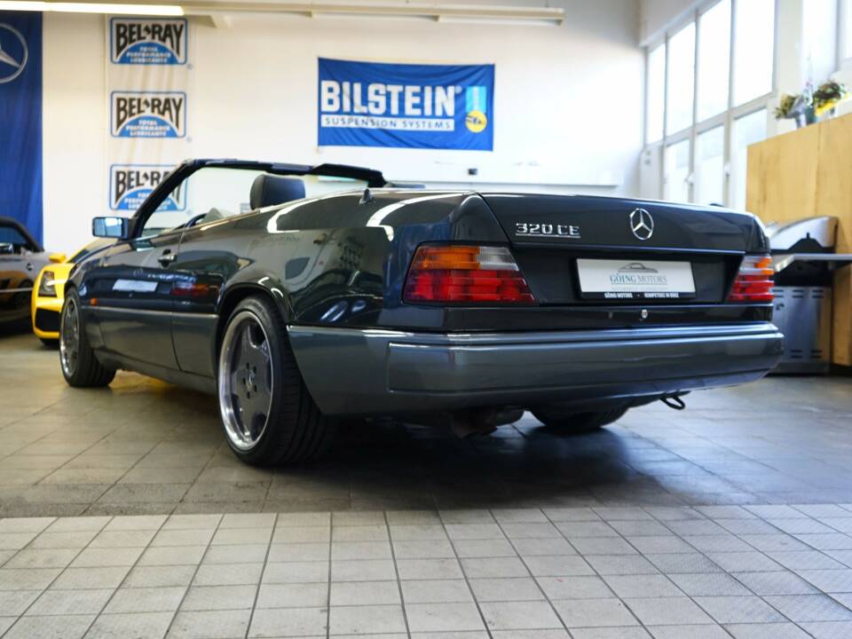 Immagine 7/30 di Mercedes-Benz 320 CE (1993)