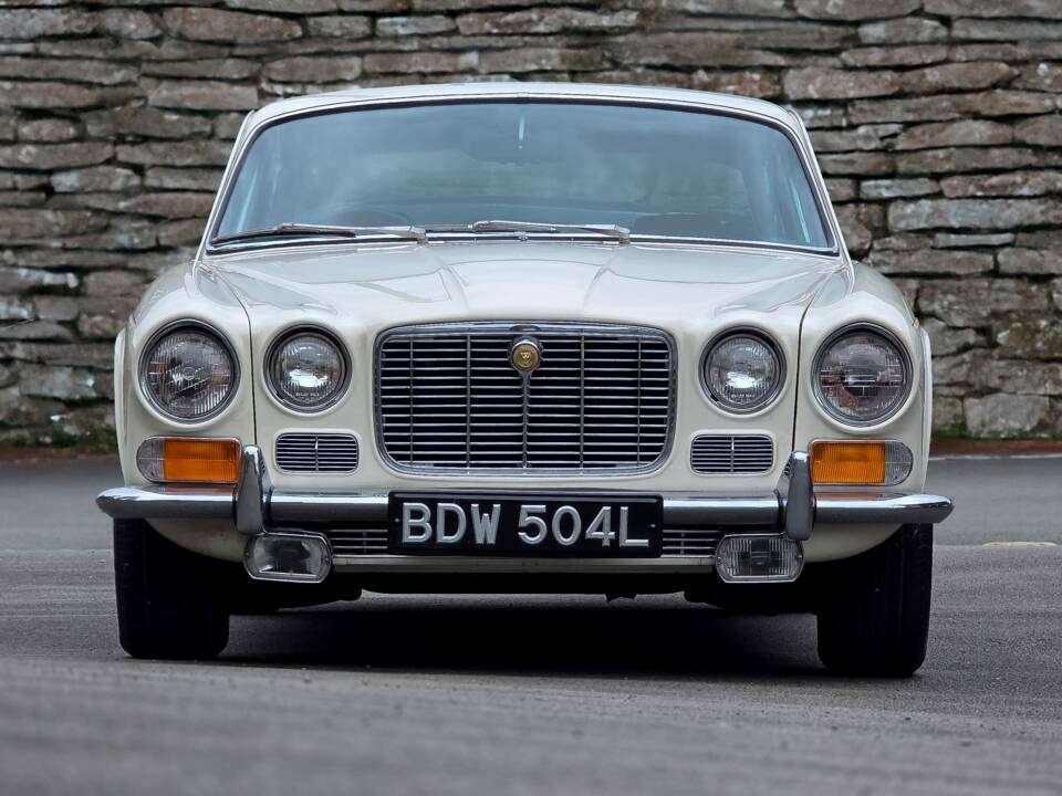 Image 6/50 of Jaguar XJ 6 4.2 (1972)