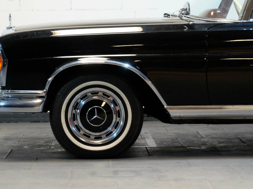 Bild 21/34 von Mercedes-Benz 220 SE b (1963)