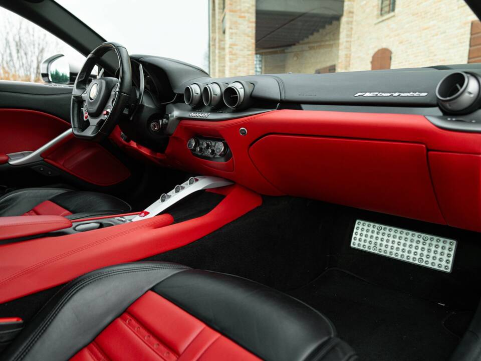Image 38/50 of Ferrari F12berlinetta (2013)
