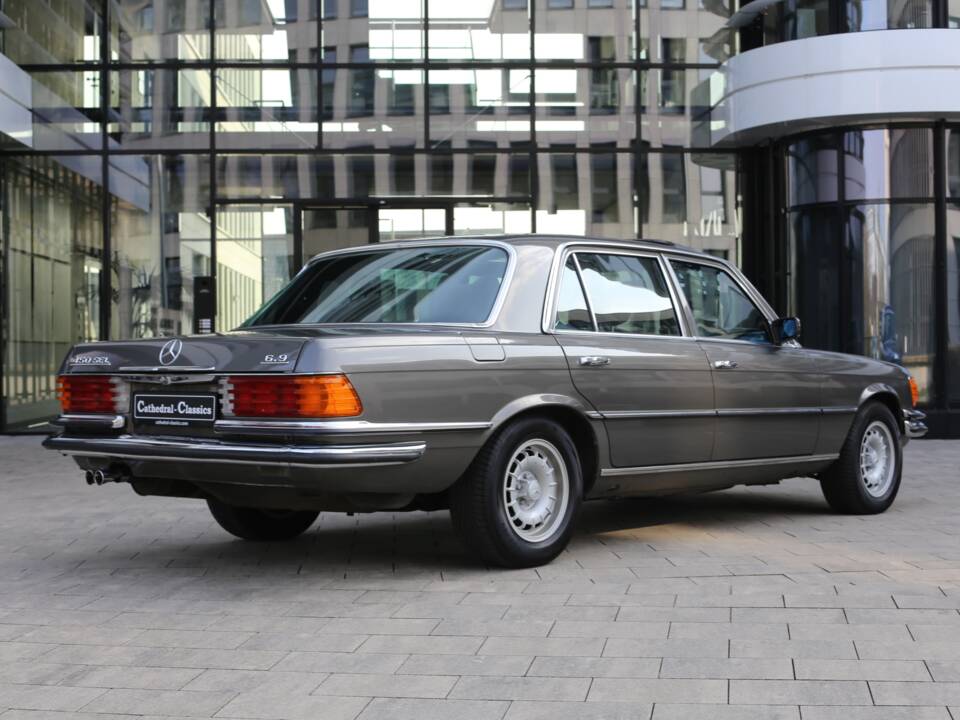 Afbeelding 2/46 van Mercedes-Benz 450 SEL 6,9 (1977)