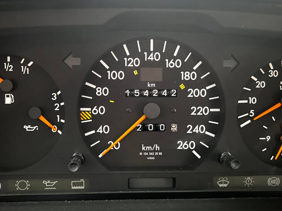 Image 5/32 de Mercedes-Benz 400 E (1991)