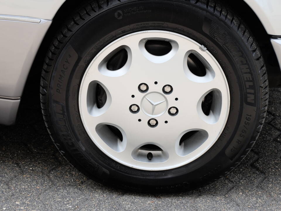 Image 43/69 of Mercedes-Benz E 320 (1994)