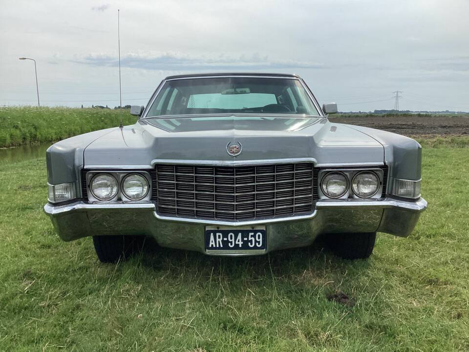 Image 2/8 of Cadillac Fleetwood 60 Special Brougham (1969)