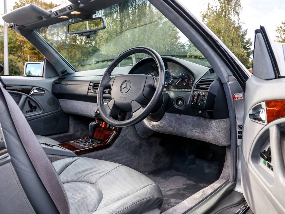 Image 4/43 of Mercedes-Benz SL 500 (1996)