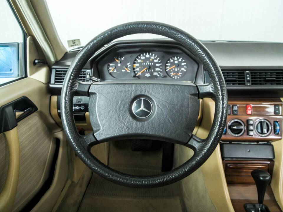 Image 8/50 of Mercedes-Benz 300 TD (1986)