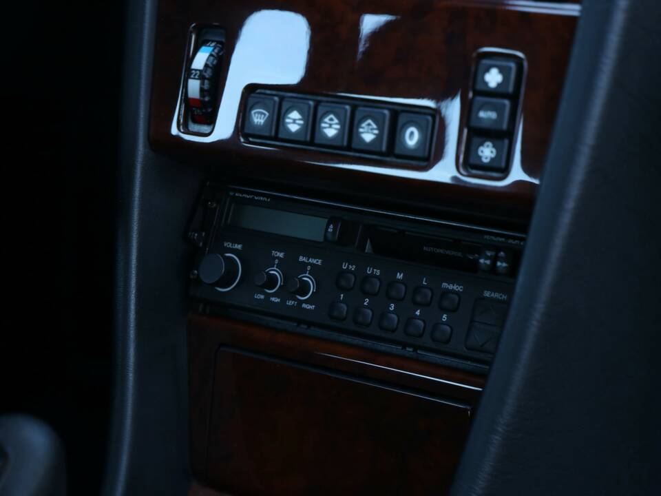 Image 32/50 of Mercedes-Benz 200 E (1992)