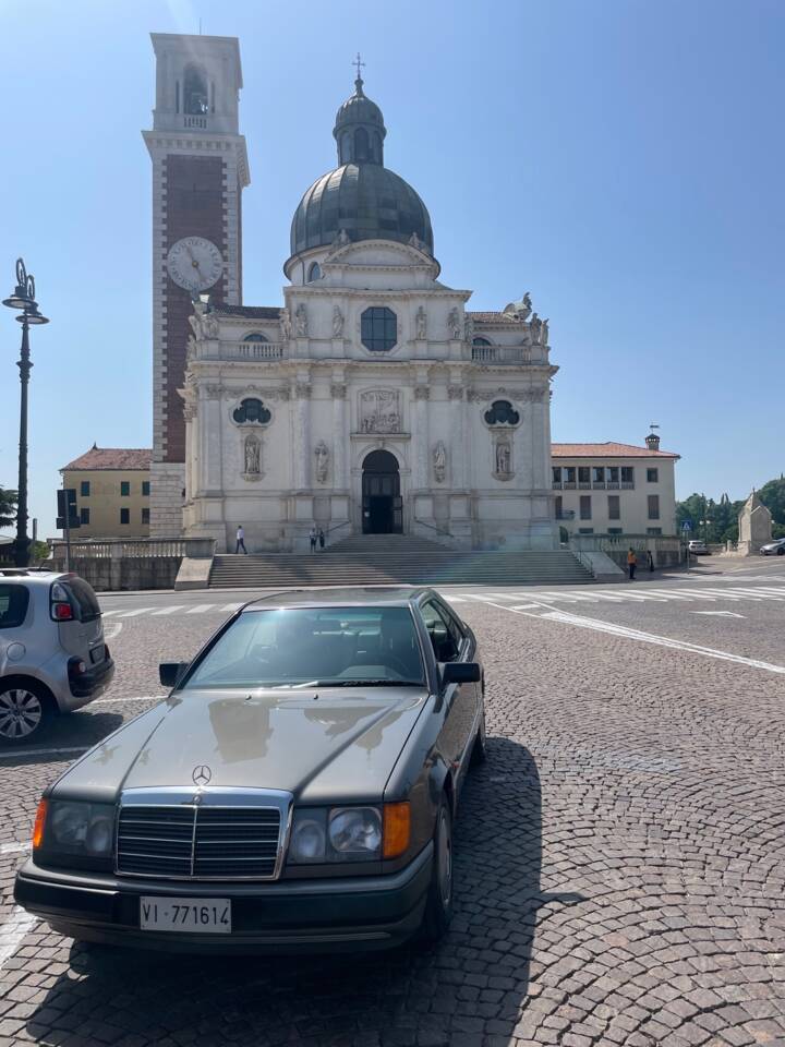 Immagine 5/16 di Mercedes-Benz 300 CE (1989)