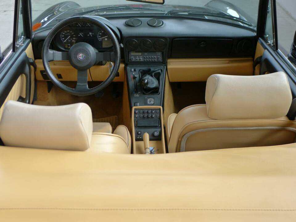 Bild 19/30 von Alfa Romeo 2.0 Spider (1993)