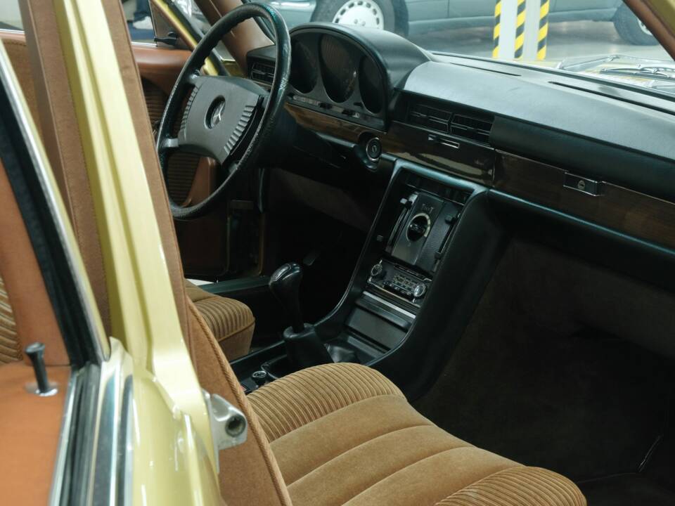 Image 44/50 de Mercedes-Benz 280 SE (1975)