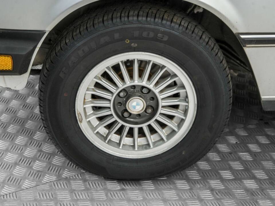 Bild 26/50 von BMW 320i (1981)