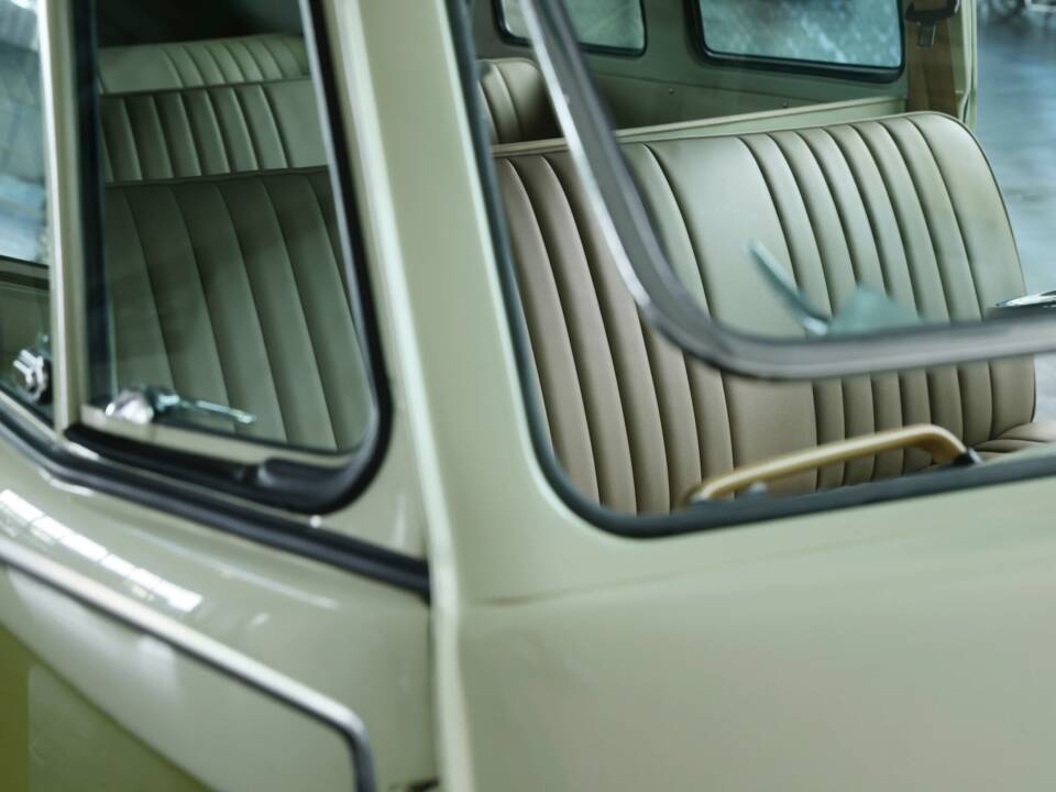 Image 23/47 of Volkswagen T1 minibus (1961)