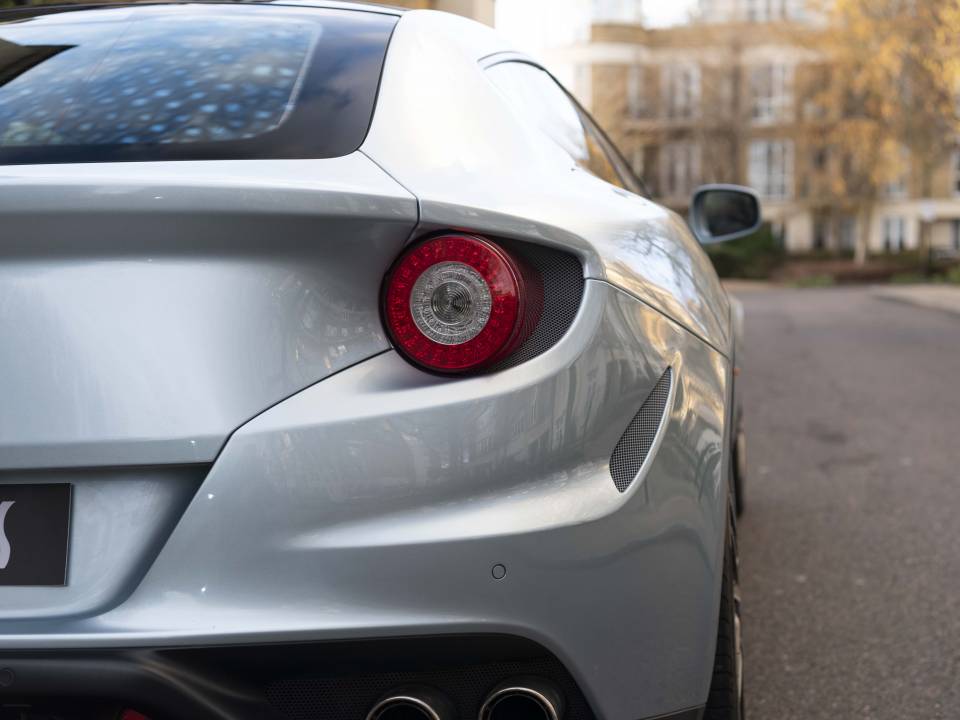 Image 16/32 of Ferrari FF (2015)