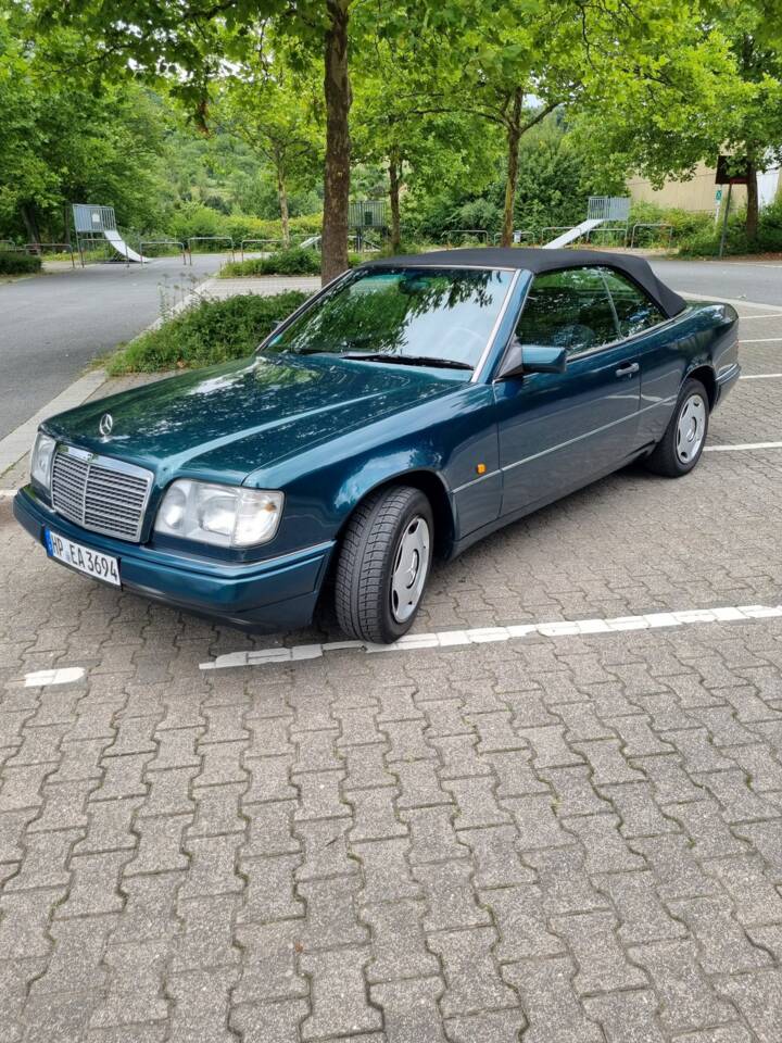 Afbeelding 34/38 van Mercedes-Benz E 200 (1995)