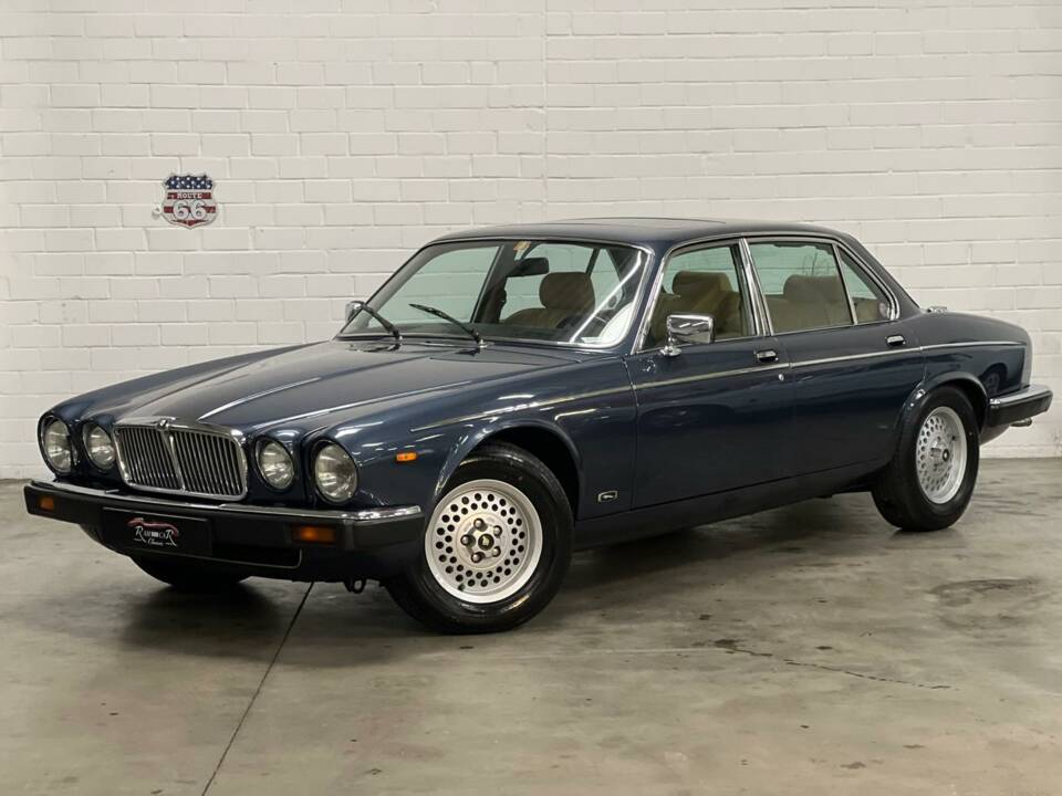 Image 1/22 of Jaguar XJ 12 (1988)
