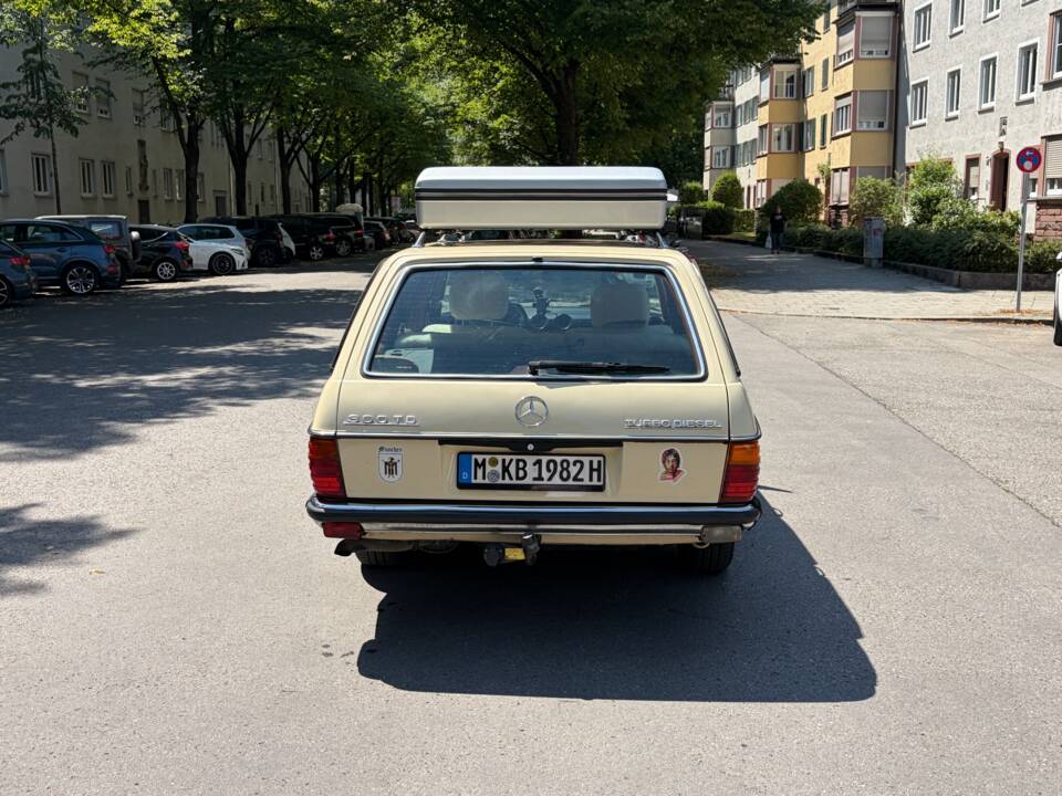 Image 5/36 of Mercedes-Benz 300 TD Turbodiesel (1982)