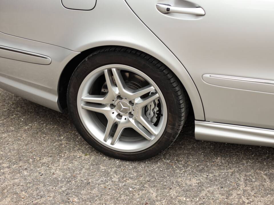 Image 29/72 of Mercedes-Benz E 55 AMG (2002)