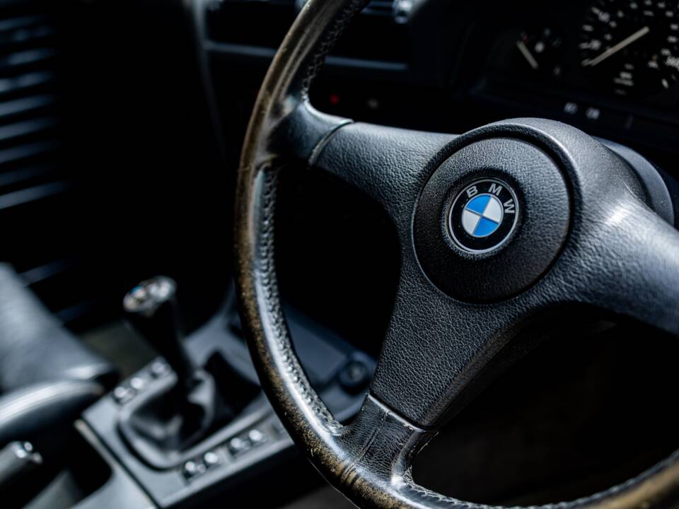 Bild 27/47 von BMW 320i (1990)
