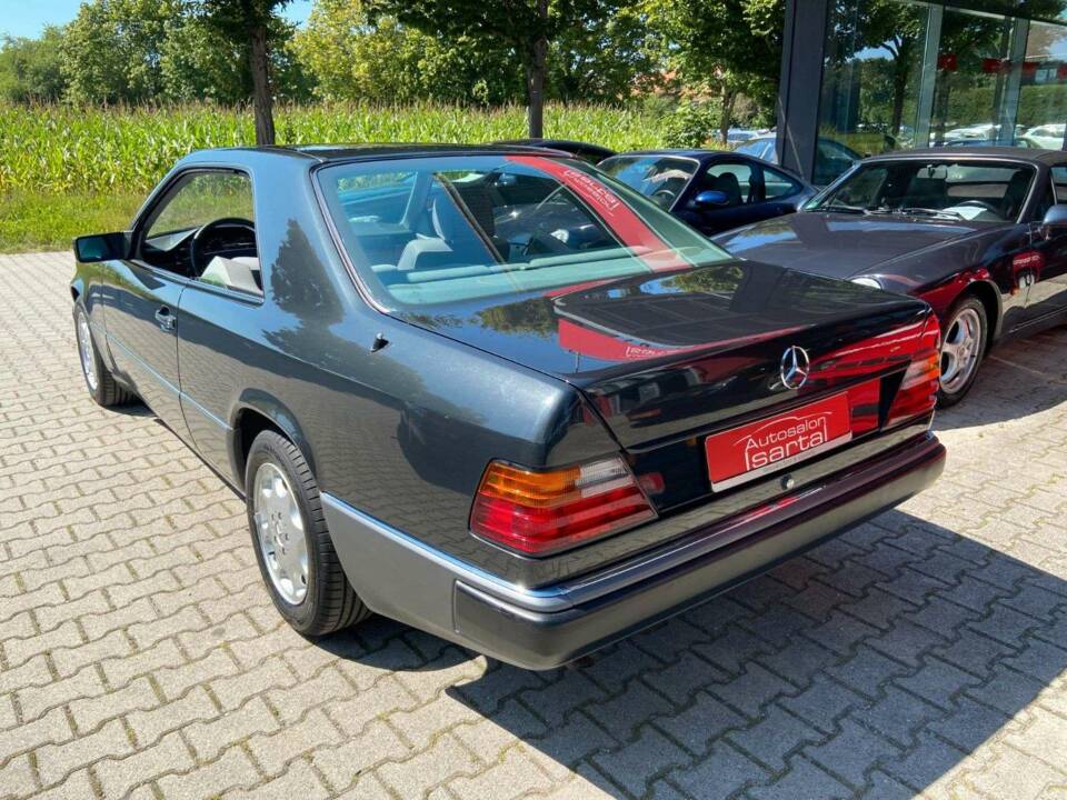 Immagine 17/18 di Mercedes-Benz 230 CE (1991)