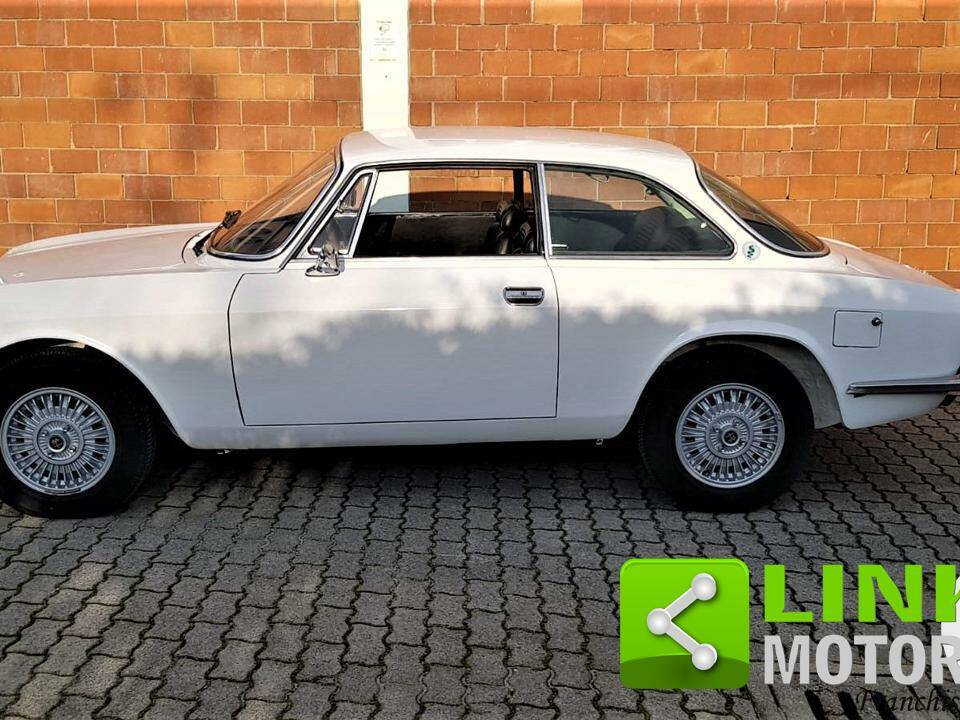 Image 2/10 de Alfa Romeo 2000 GT Veloce (1972)