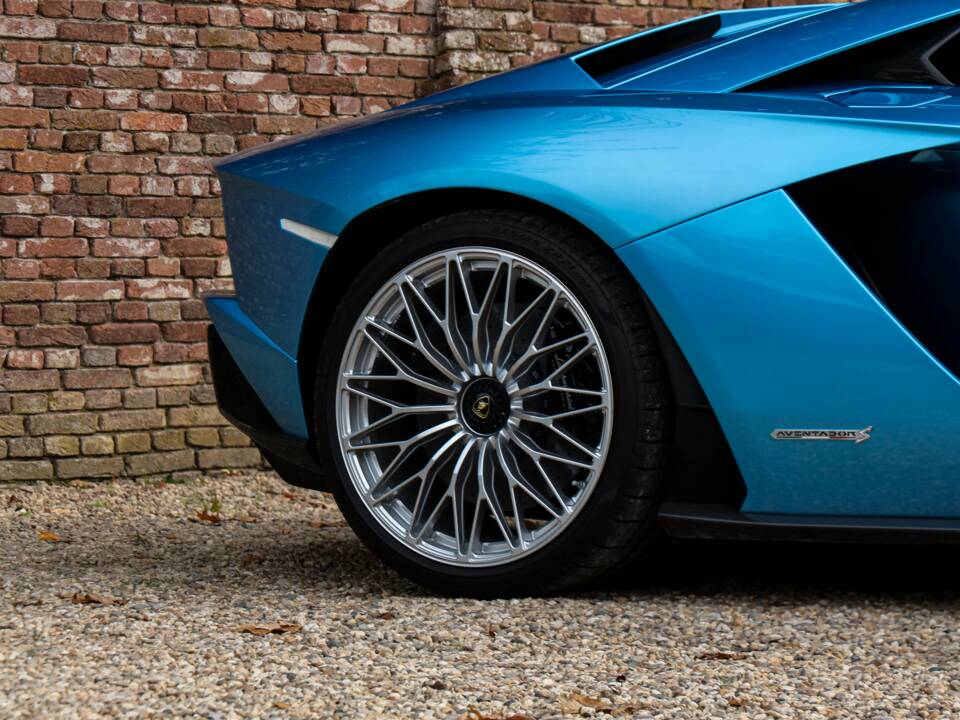 Image 36/50 of Lamborghini Aventador S (2018)