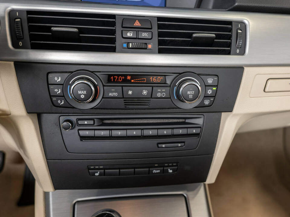 Image 13/31 of BMW 320i (2008)